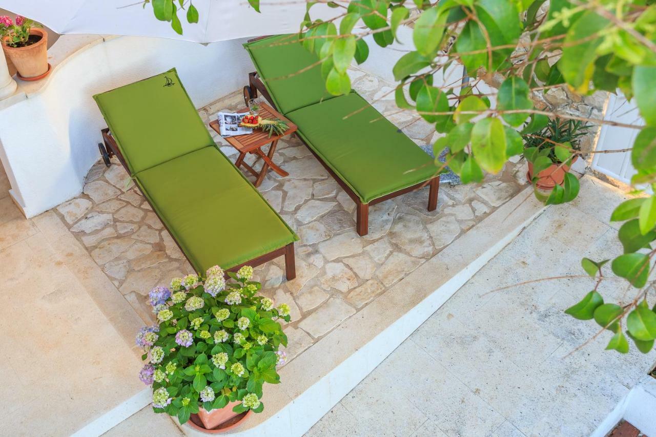 Holiday home Lola, sea on a palm! HEATED POOL Trogir Exterior foto