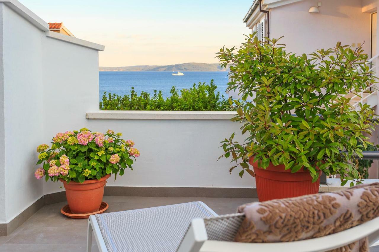 Holiday home Lola, sea on a palm! HEATED POOL Trogir Exterior foto