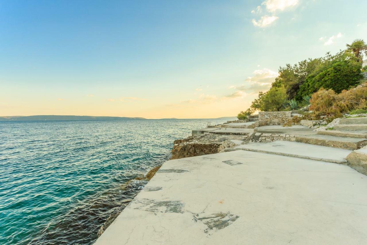 Holiday home Lola, sea on a palm! HEATED POOL Trogir Exterior foto