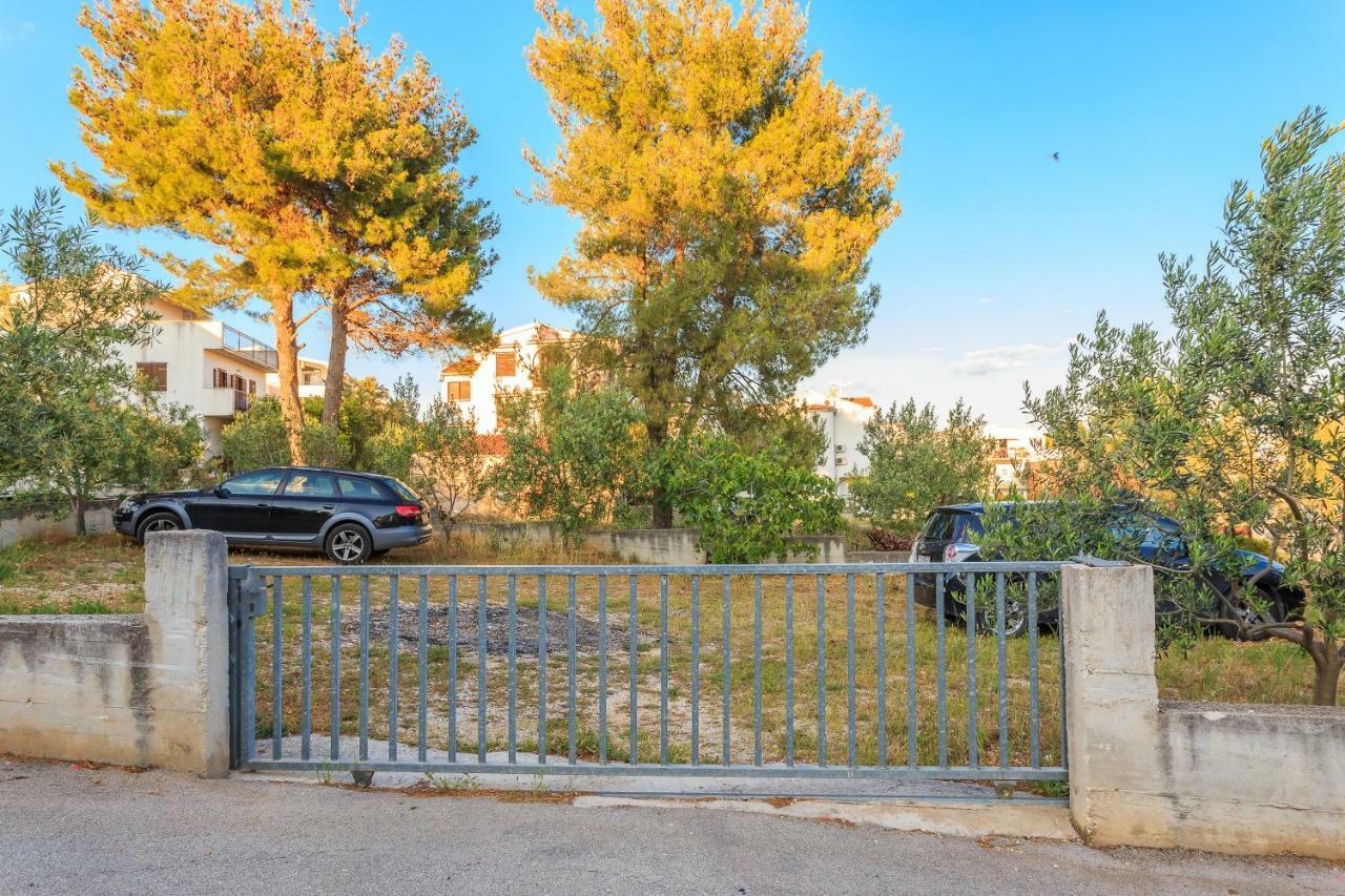 Holiday home Lola, sea on a palm! HEATED POOL Trogir Exterior foto