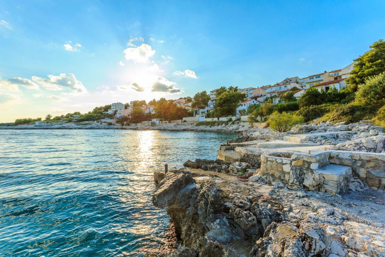 Holiday home Lola, sea on a palm! HEATED POOL Trogir Exterior foto