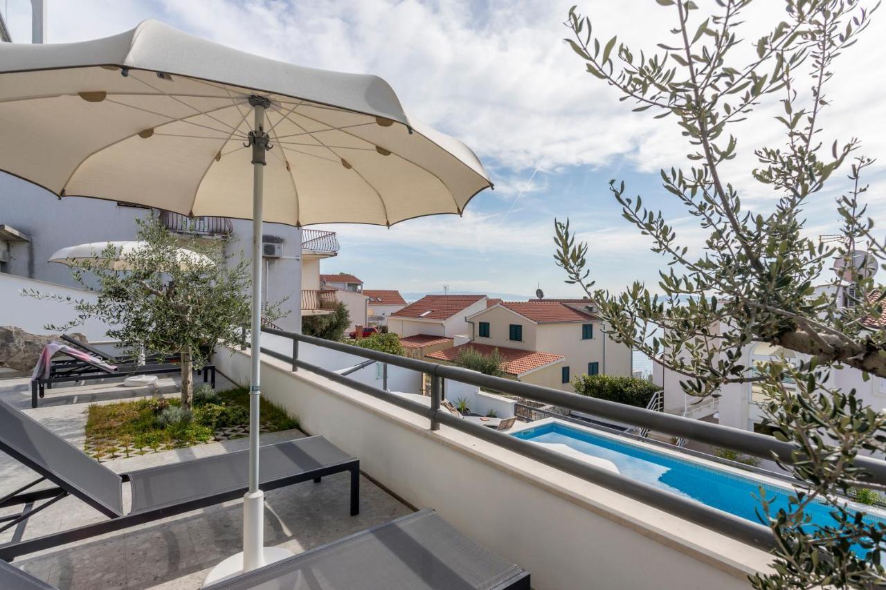 Holiday home Lola, sea on a palm! HEATED POOL Trogir Exterior foto