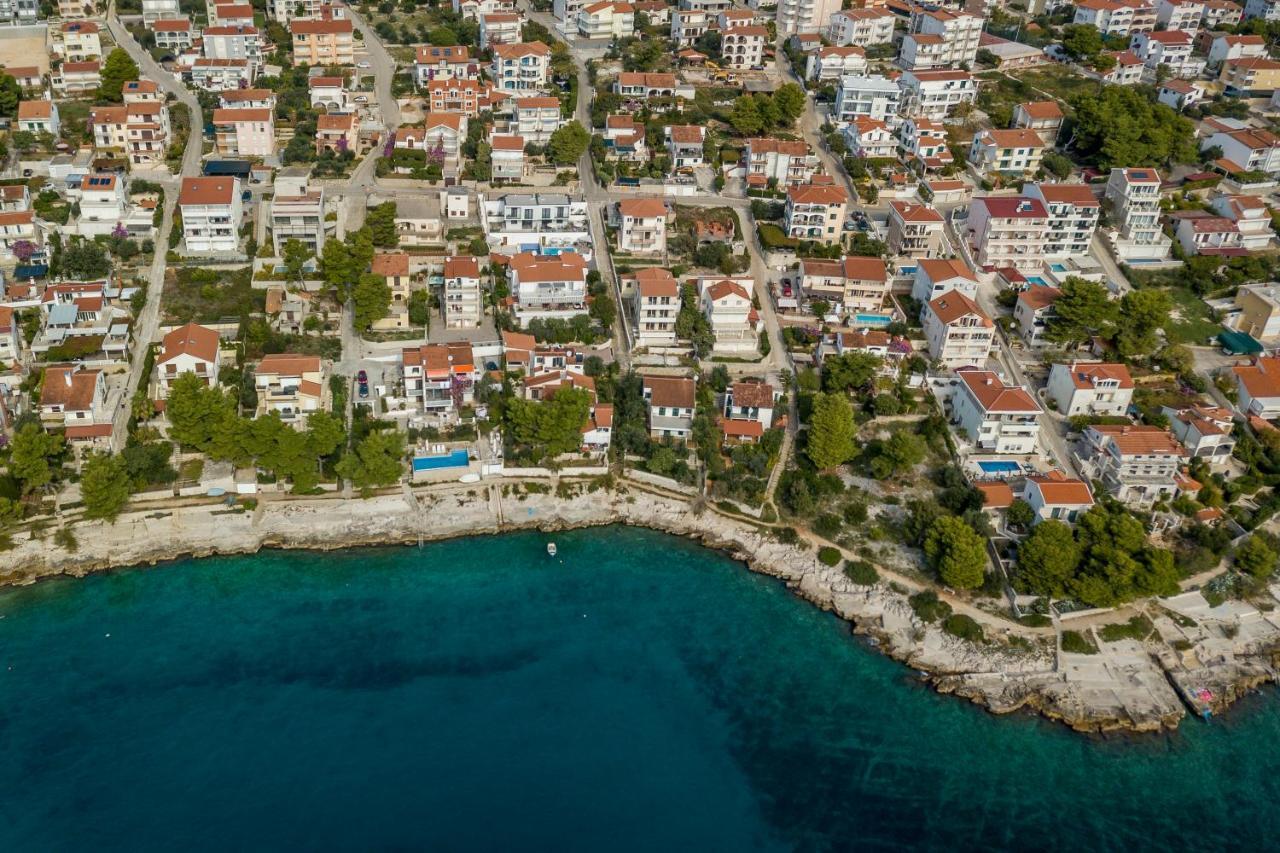 Holiday home Lola, sea on a palm! HEATED POOL Trogir Exterior foto